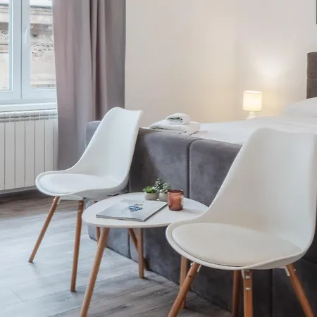 Modern Near Cathedral - Heart Of The Center Apartment