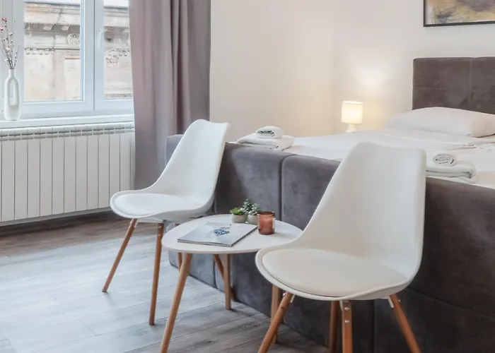 Modern Near Cathedral - Heart Of The Center Apartment