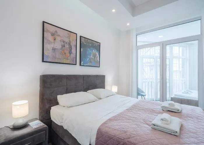 Modern Near Cathedral - Heart Of The Center Apartment