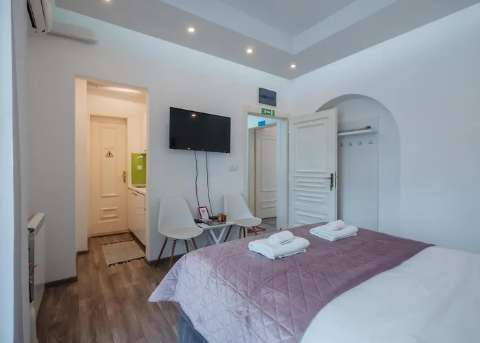 Modern Near Cathedral - Heart Of The Center *